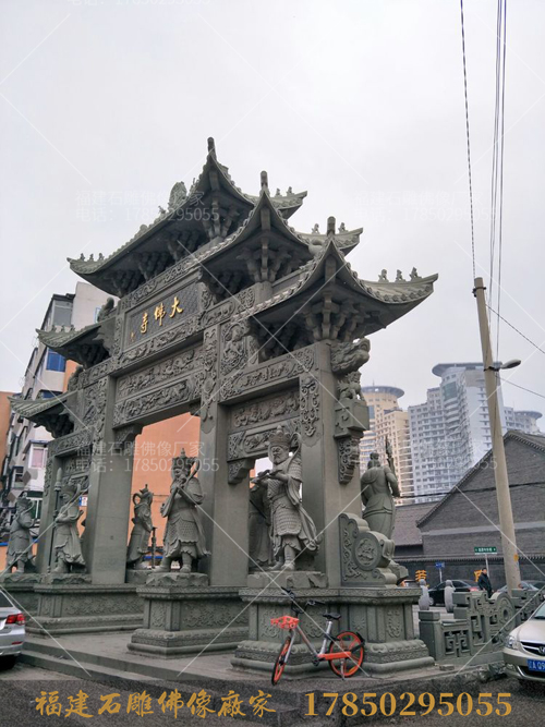 四大天王石雕像